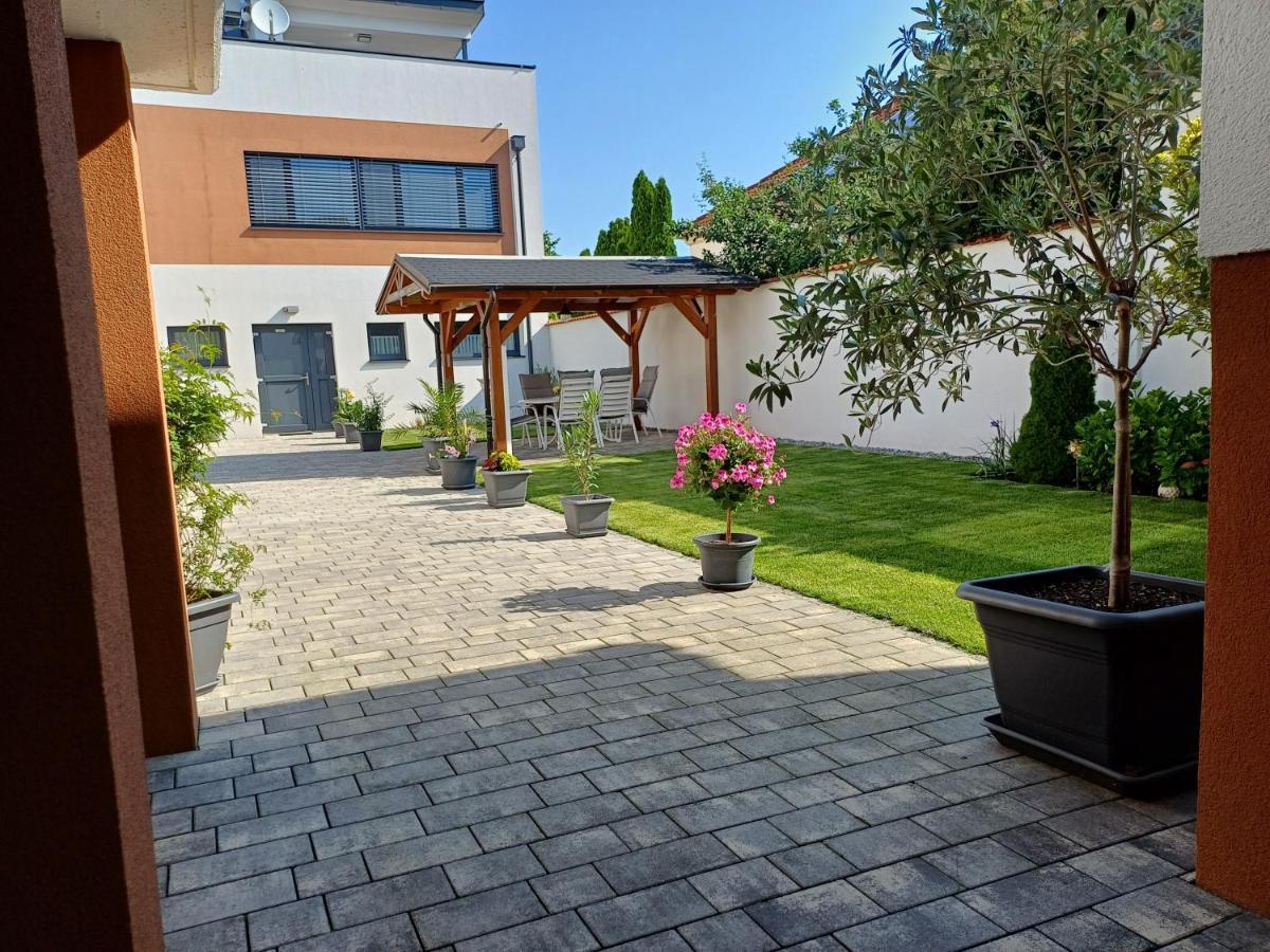Penthouse Griemann 1 Mit Infrarotkabine Und Eigener Dachterrasse Fuer Max 4 Personen Illmitz Exterior photo